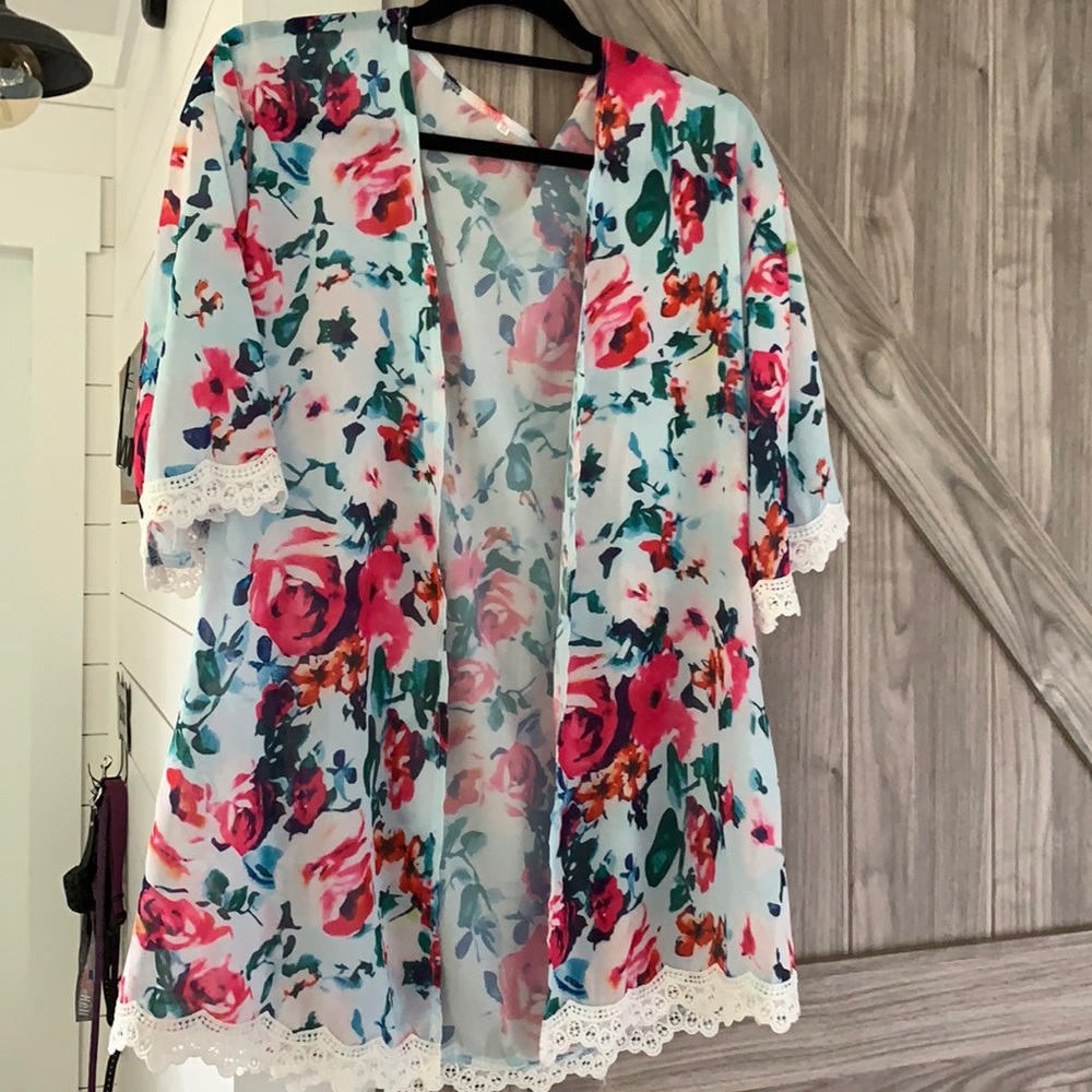 Flowered kimono lace detail
